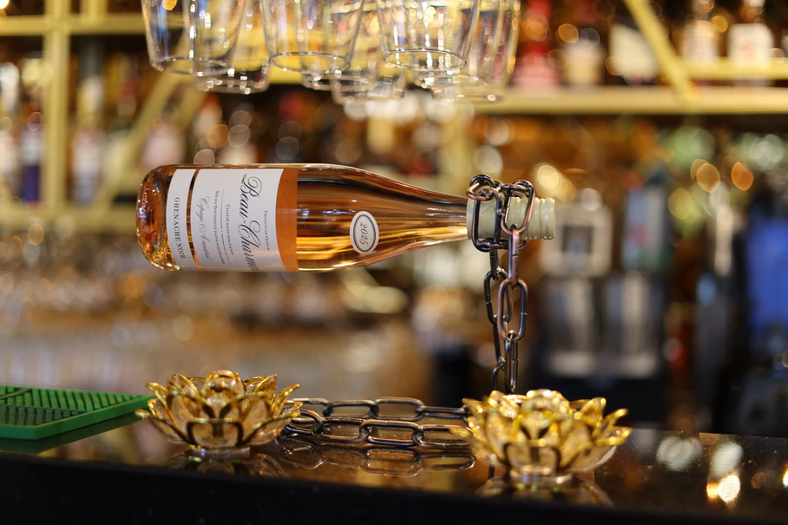 Zwevende wijnfles aan de bar van The Tandoor Company