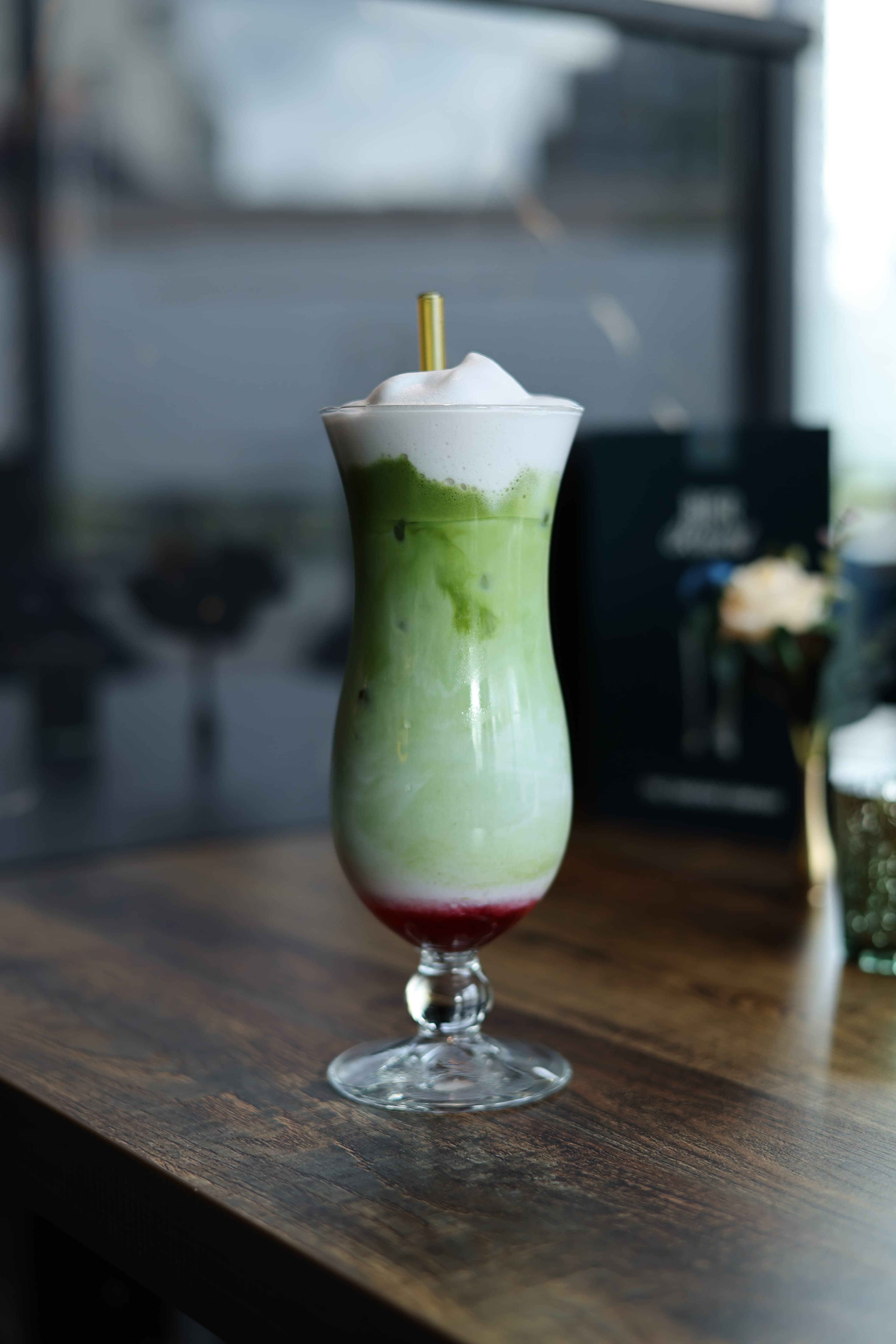 Gelaagde signatuurcocktail met granaatappel