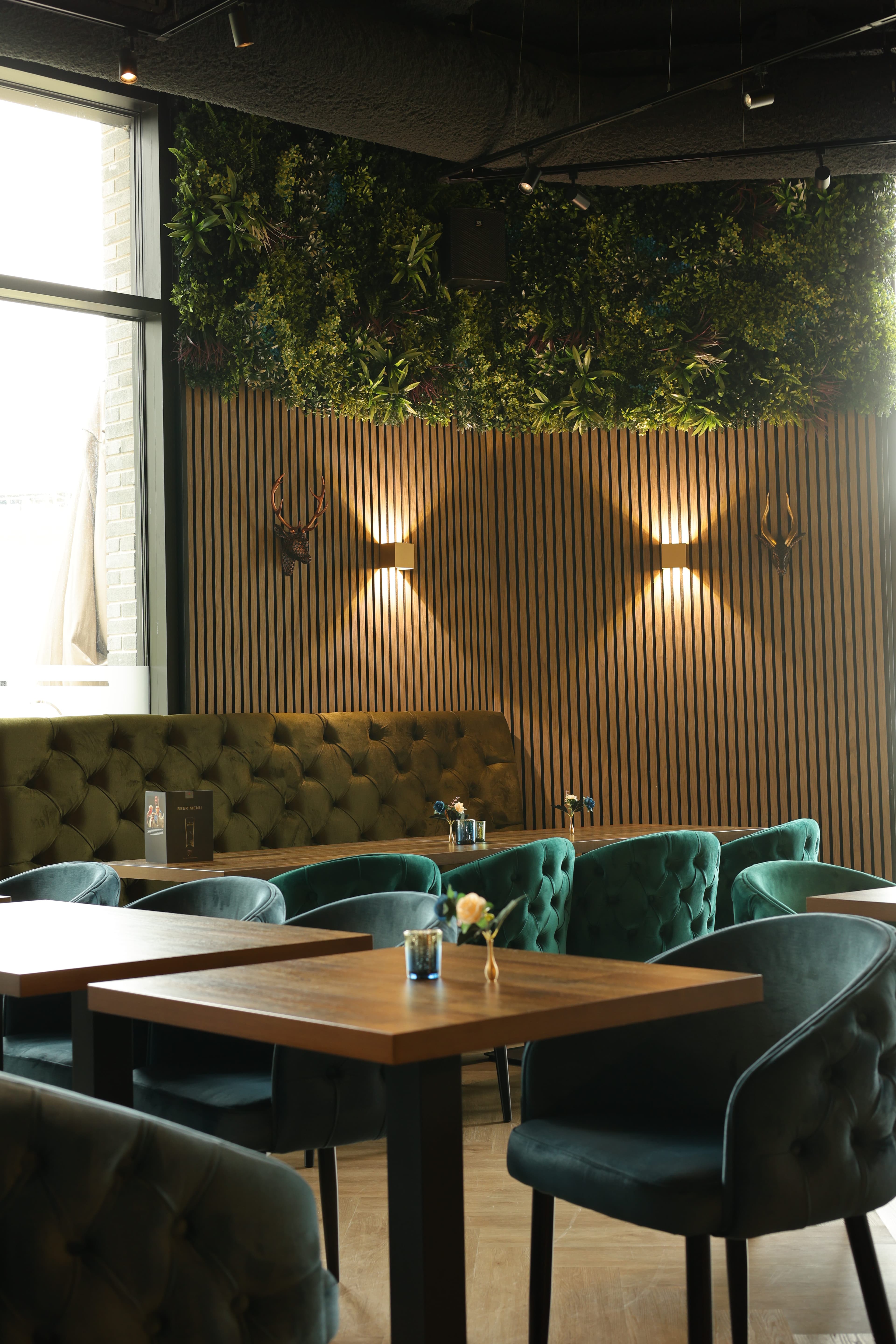 Eetzaal met warme verlichting en gedekte tafels