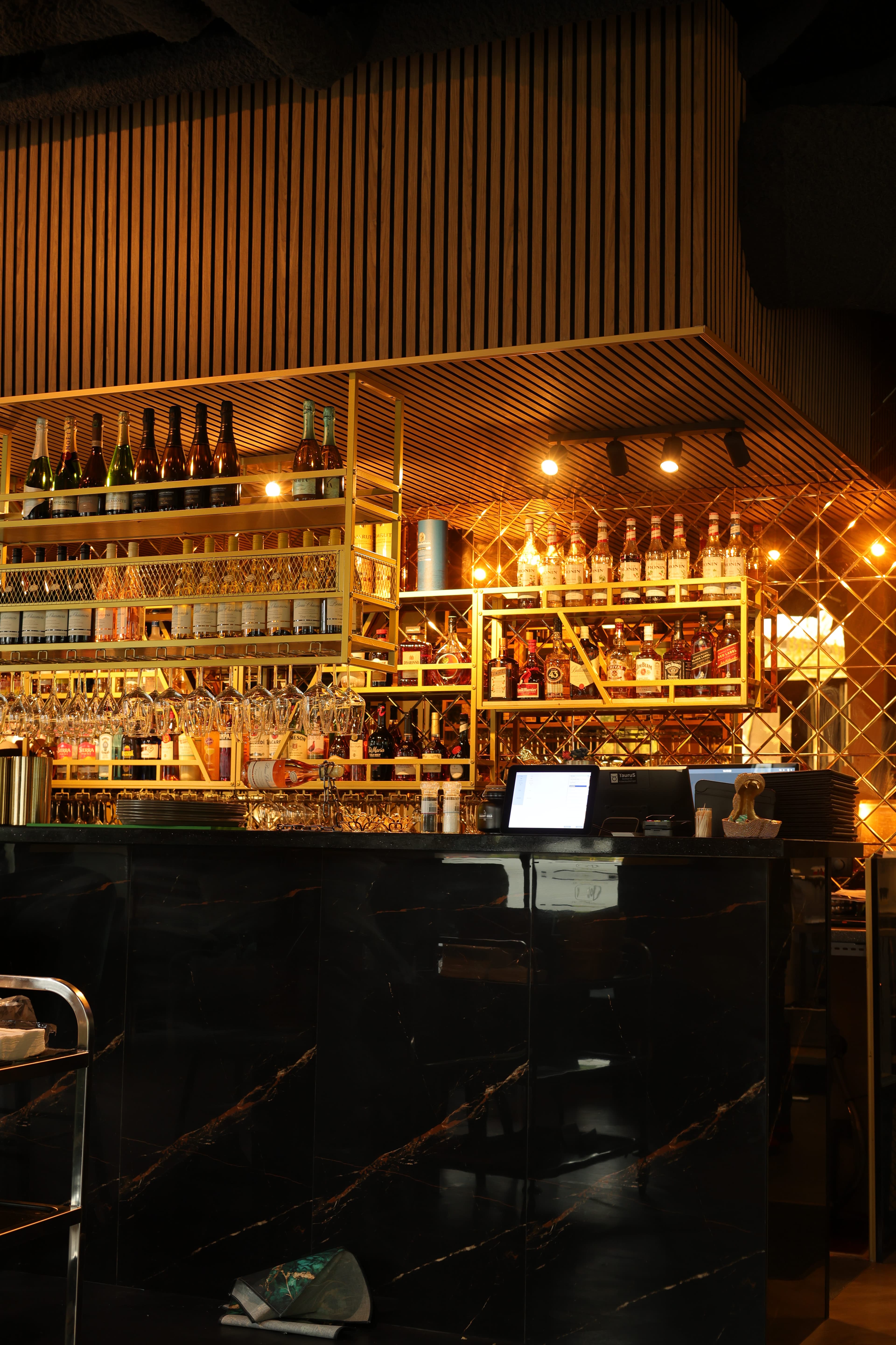 Sfeervolle eetzaal van The Tandoor Company Amsterdam-Noord