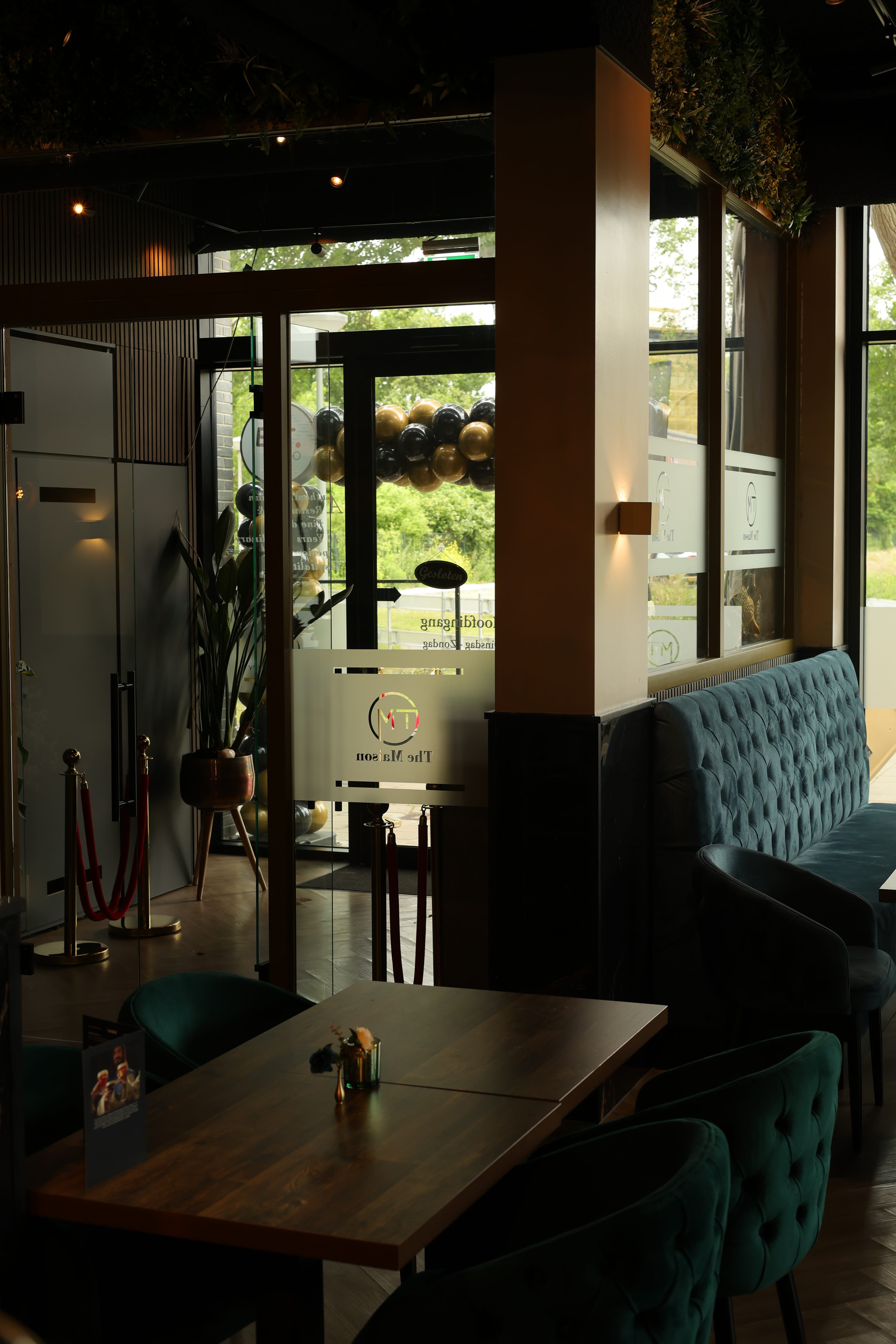 Interieur met fluwelen zitjes en messing details in Amsterdam-Noord