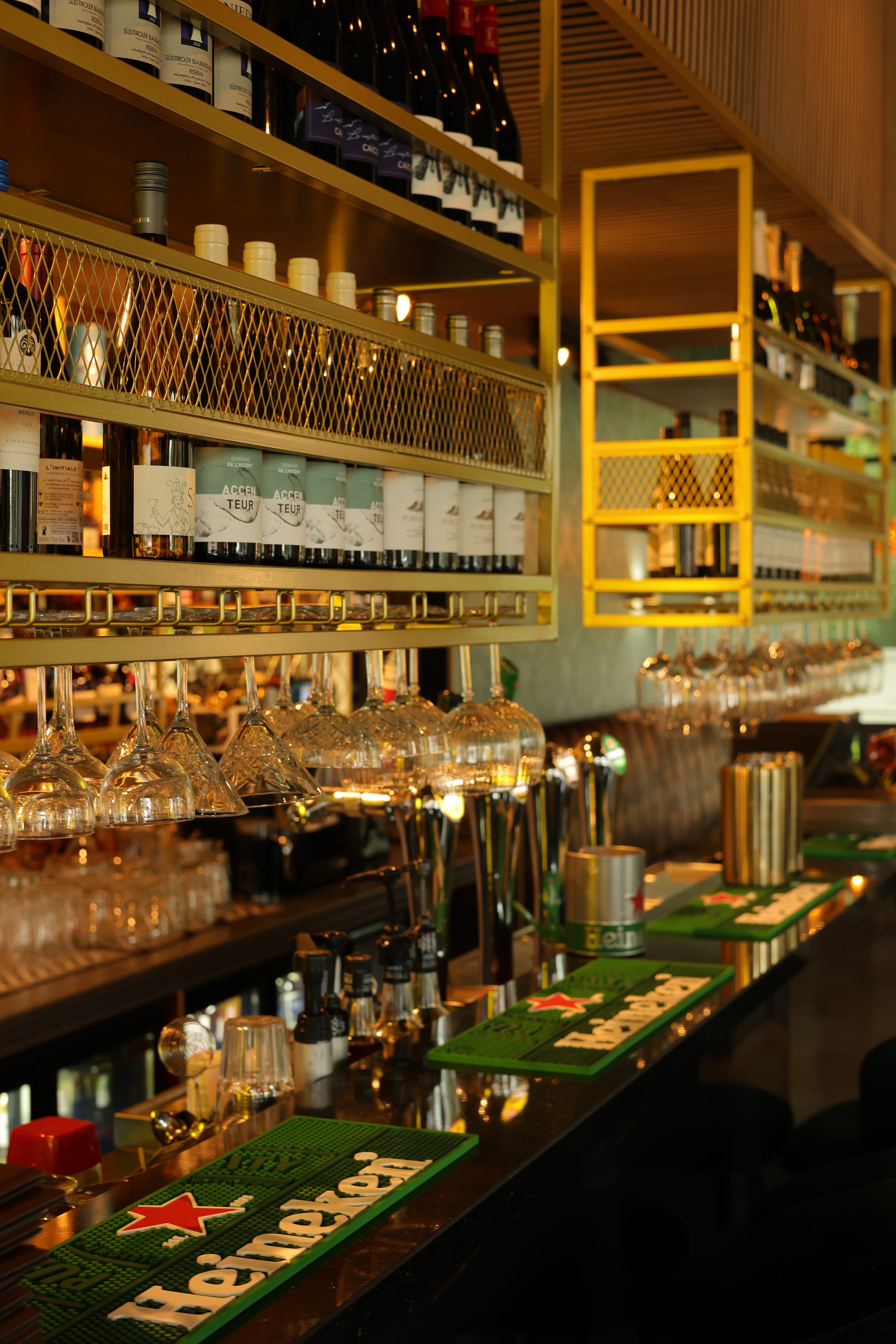 Modern restaurantinterieur met warme sfeer