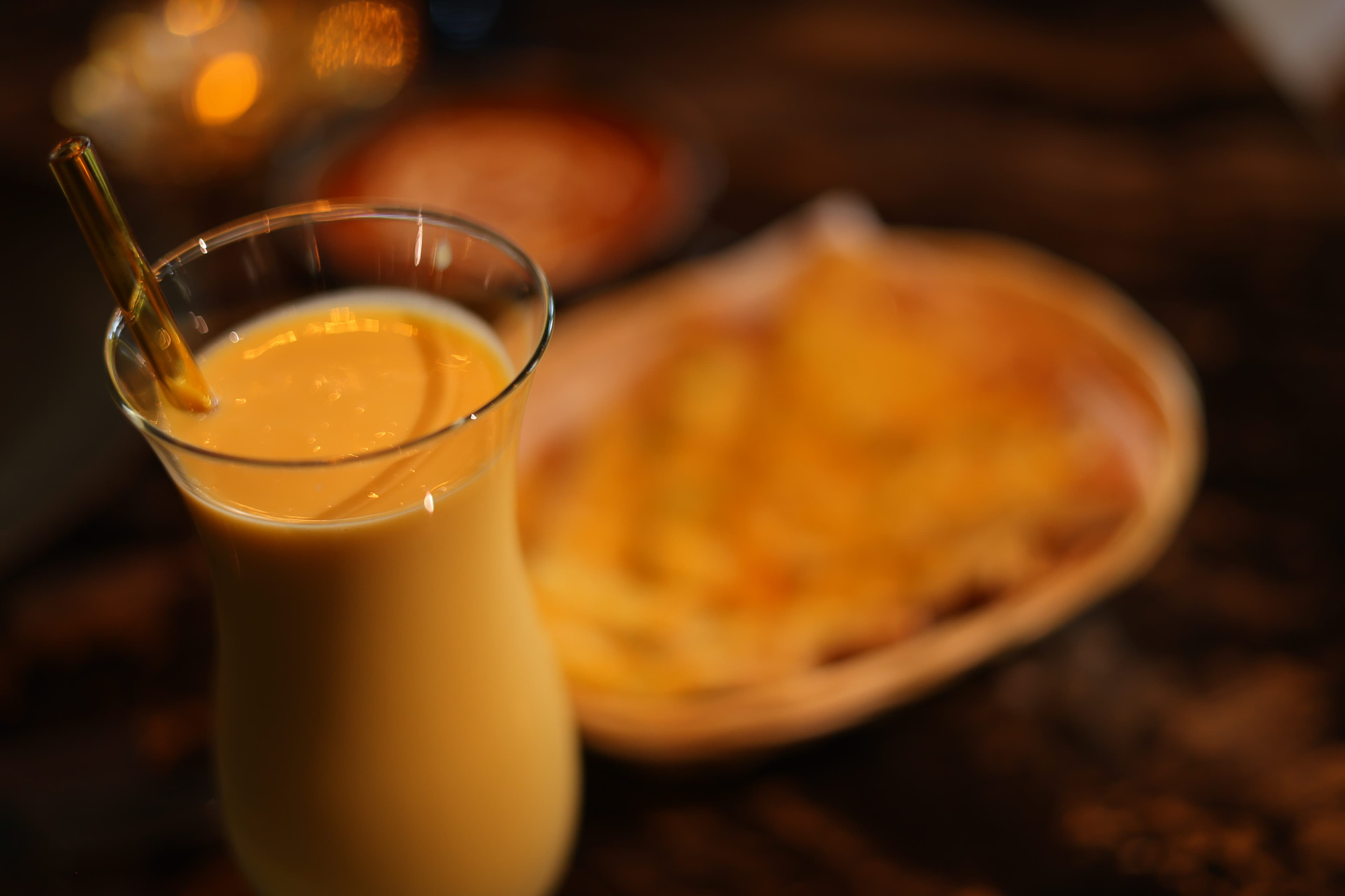Signatuurcocktail met verse naan op de achtergrond