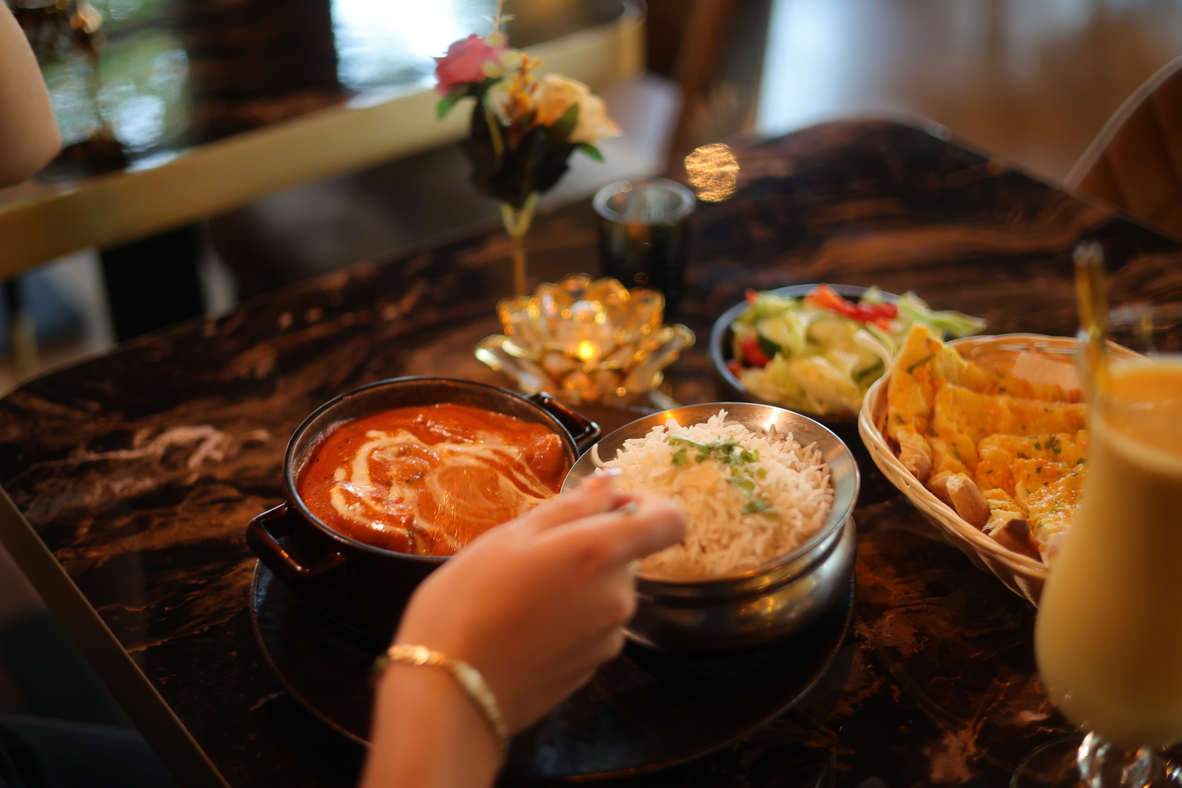 Samen genieten van curry, rijst en tandoori gerechten