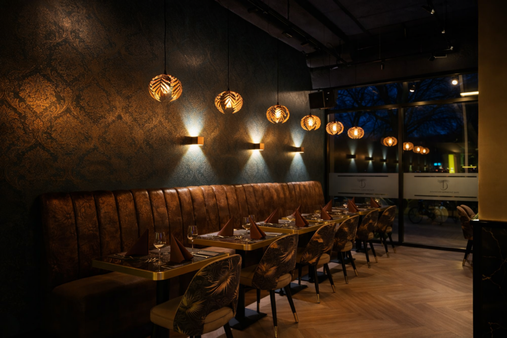 Fine dining Indiaas restaurant in Amsterdam Noord met luxe interieur en sfeervolle verlichting